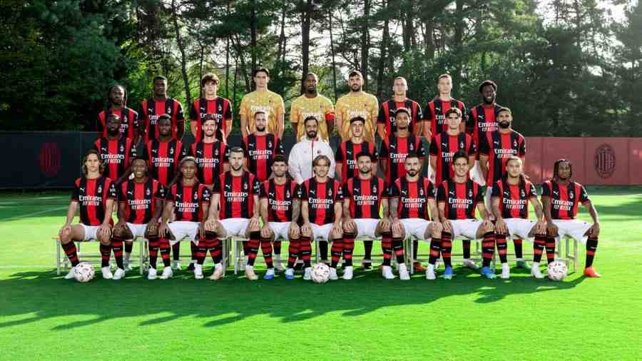 米兰26-27赛季全家福：主教练阿莫林居中 莫德里奇前排C位